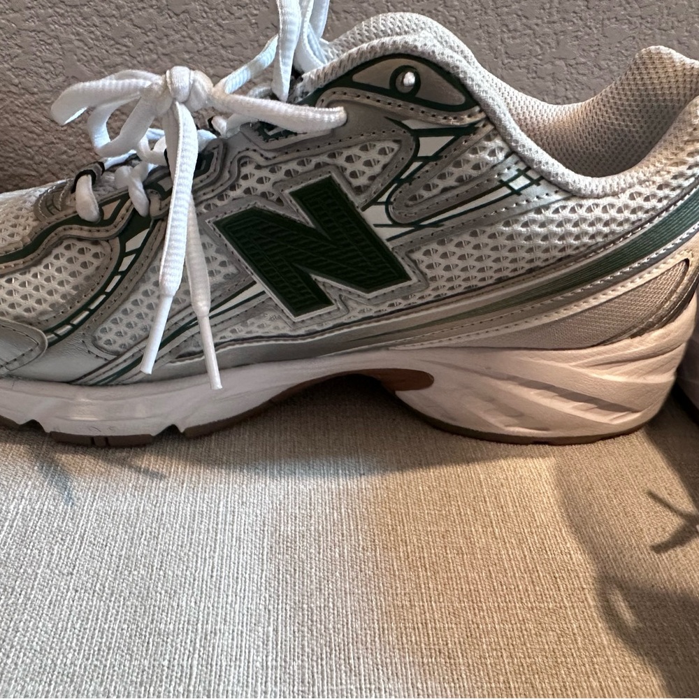 New Balance Men's White and Green Athletic Running Shoes - Picture 2 of 13